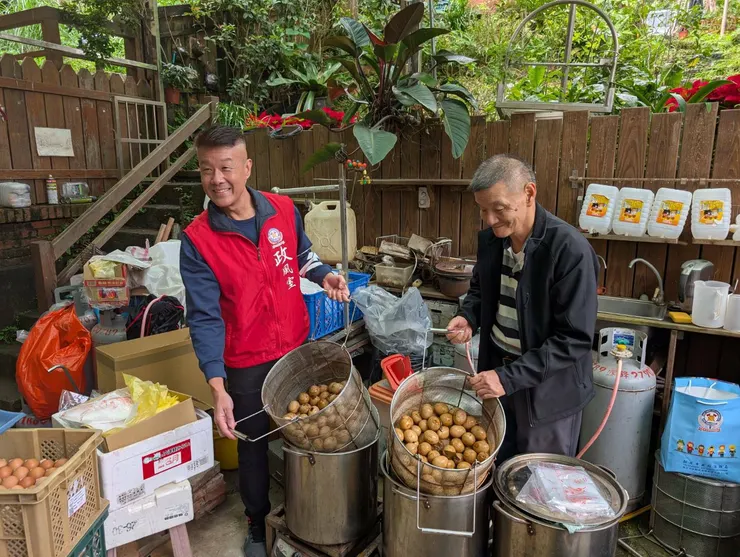 ▲市民同慶119消防節　里長茶葉蛋「廉」手送。（圖/新北市政府消防 提供 彭可翻拍） 