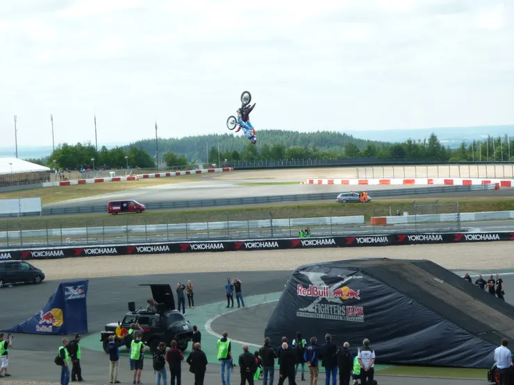 紅牛（Red Bull）贊助的機車特技秀頗受觀眾歡迎。