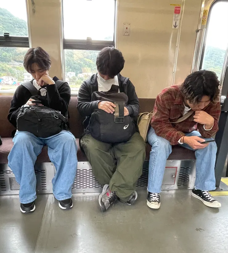 偷偷拍當地通勤的學生