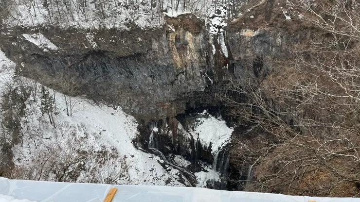 可以眺望到遠處的瀑布了。