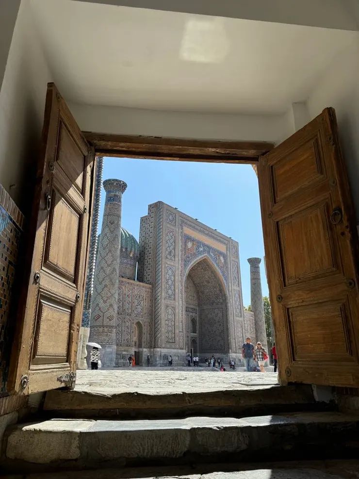 從正中間神學院看右邊的獅子神學院