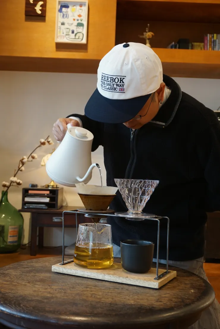 研磨茶葉後，增加葉片萃取的表面積，短時間內沖出醇厚茶湯，並與冰塊調和成最佳風味比例。