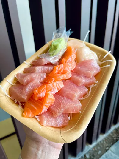 葉氏海鮮。生魚片當早午餐會不會太爽？！