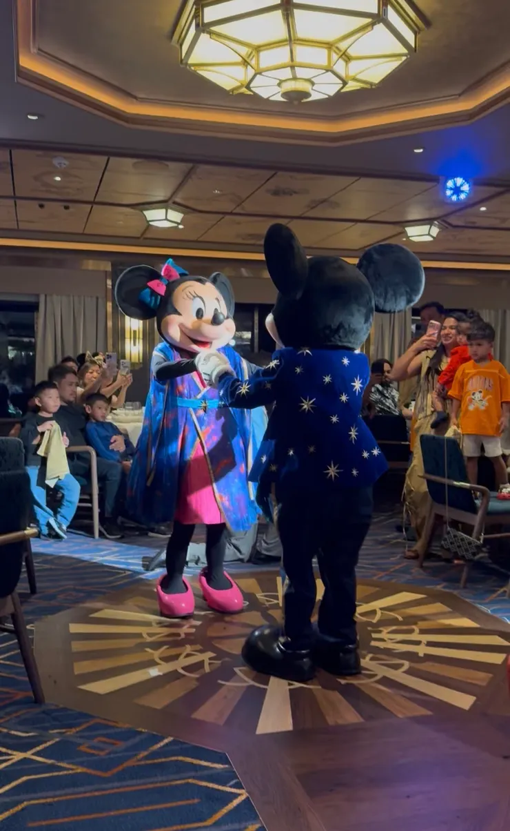 一邊吃飯一邊看米奇米妮唱歌跳舞