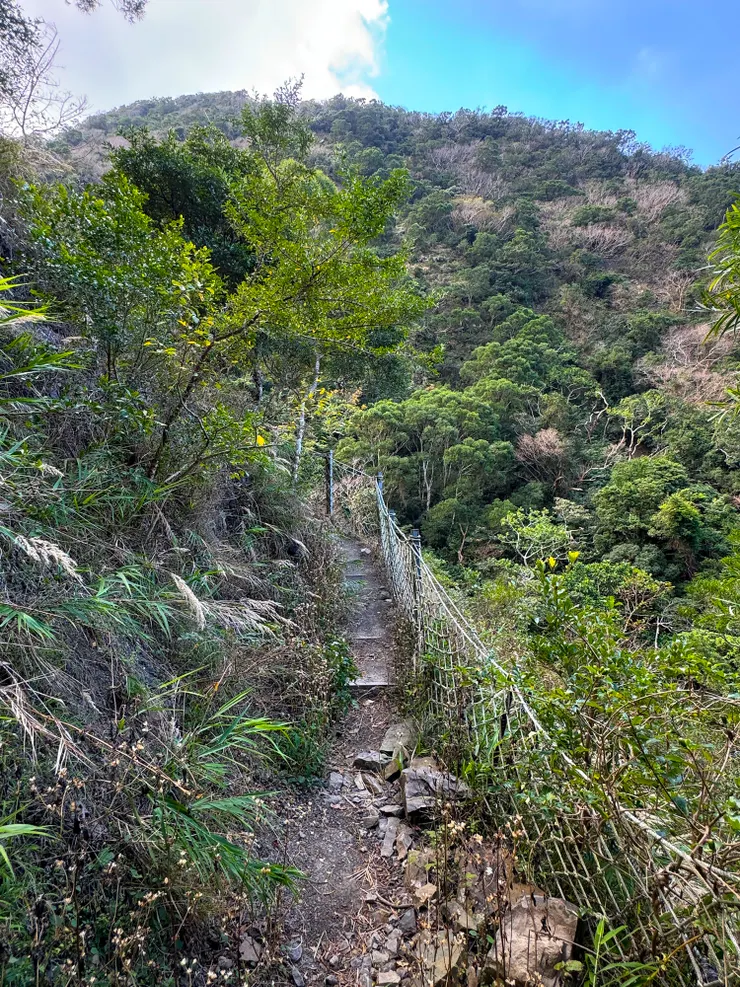 沿著石壁的邊坡設有令人安心的防護網