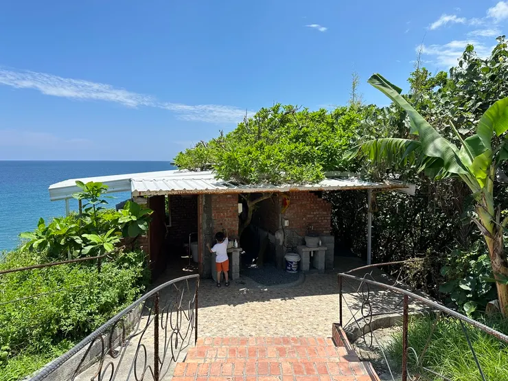 吃飽飯記得來洗個手上廁所，這裡連洗手間都無敵海景，超美