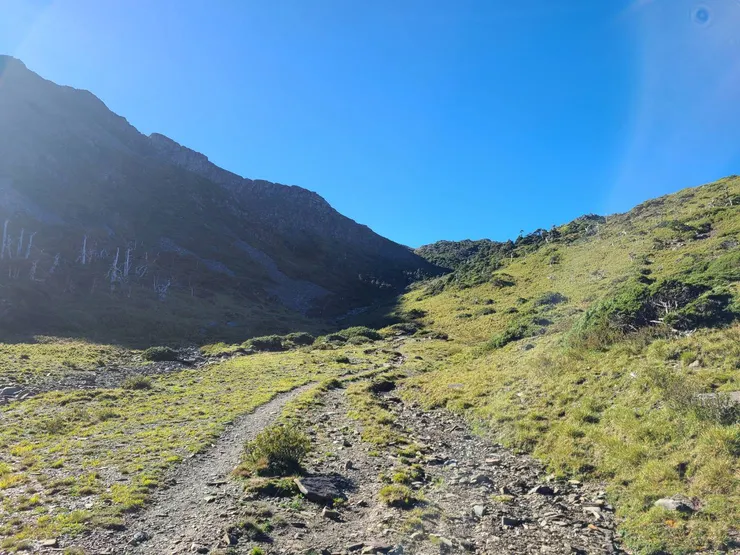 行走至捷徑岔口,取左上碎石往東峰