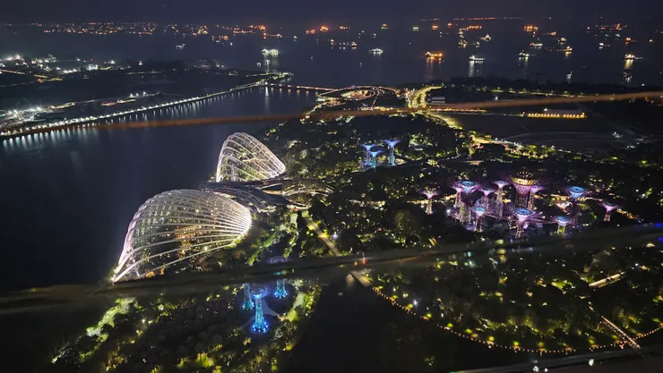 這是金沙酒店頂樓看下去的新加坡夜景!超級樹閃閃發光好吸睛!遠方的貨輪也是點綴的要角之一!