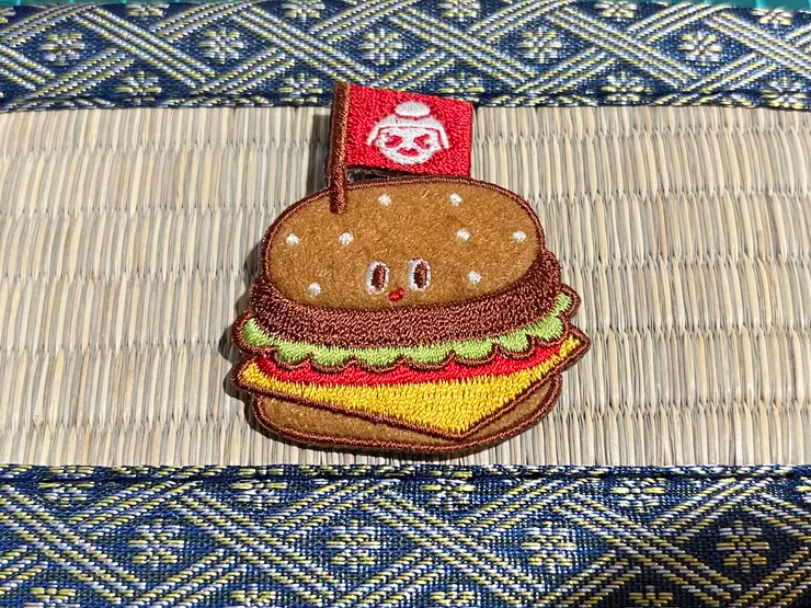 讓人想到摩斯漢堡的別針