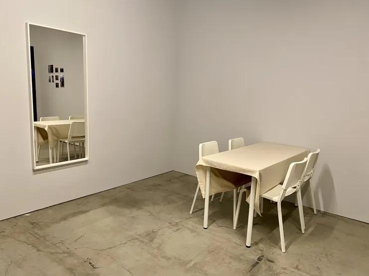 啟動XR後，素樸的場景會搖身一變成為元素豐富的烏克蘭客廳。（照片：朱家安提供）