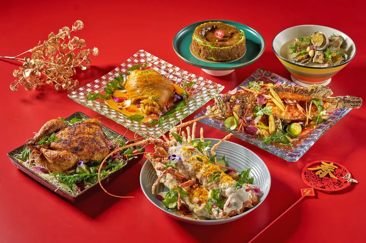 麗香苑主打南洋風味年菜，套餐中的「仁當烤全雞」是馬來西亞人在過年時必吃的傳統料理。（台北福華大飯店提供）