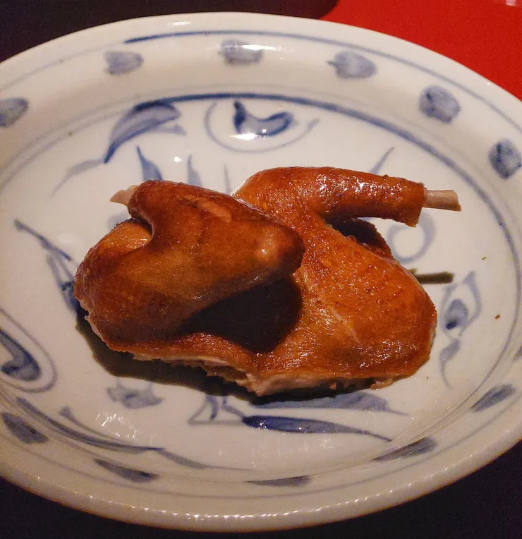 服務員分裝後的滷鴿