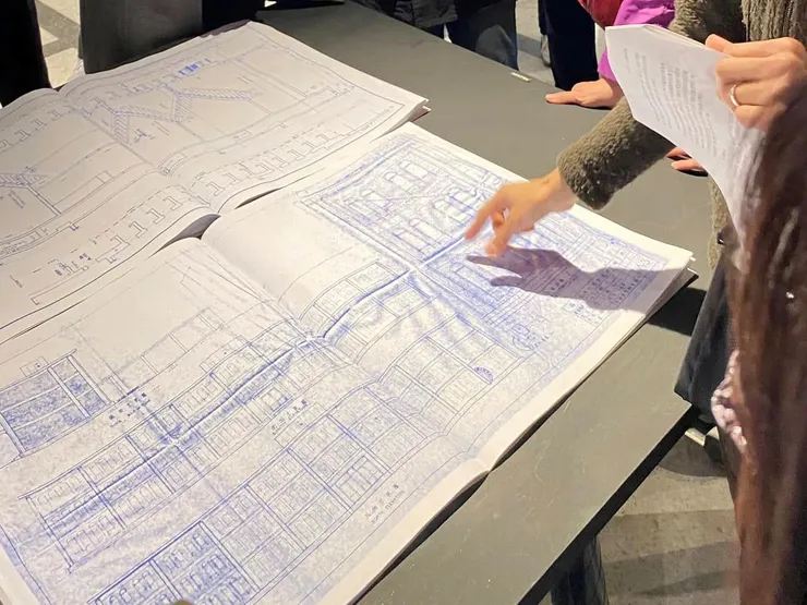 曾在台博館工作八年，負責處理臺大這一批藍晒圖的李思薇老師，教大家如何看懂施工圖