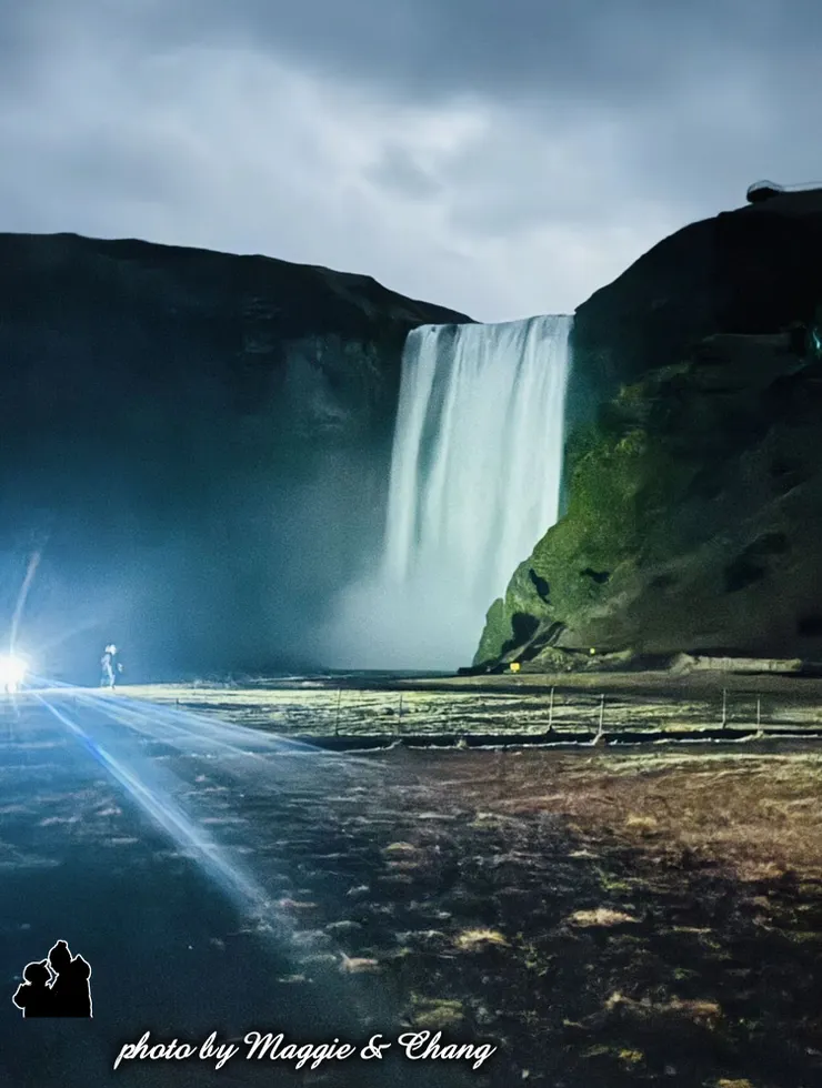 抵達賽里亞蘭瀑布時，夜已深，雨如簾，肚腹空空，腳步匆匆。只能匆匆留影，將遺憾交給記憶。