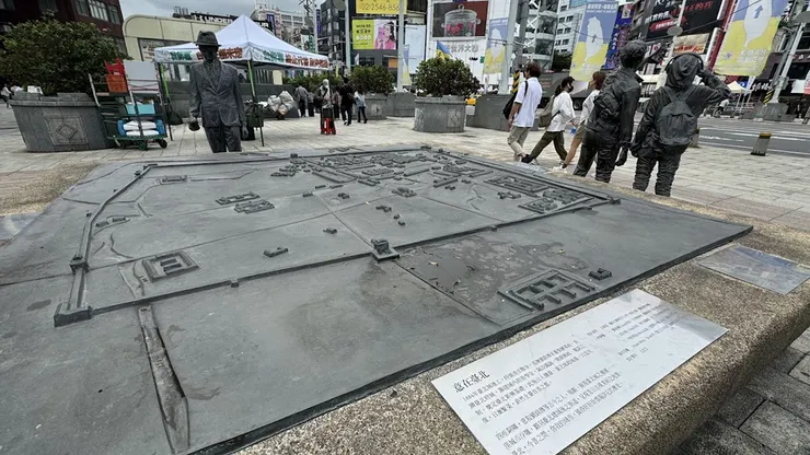 西門捷運站1號出口旁「臺北意象」公共藝術品展示