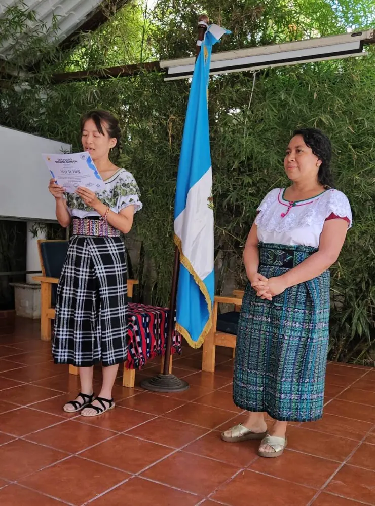 瑪雅女生們都把手機、錢包塞在那個厚厚的腰帶裡