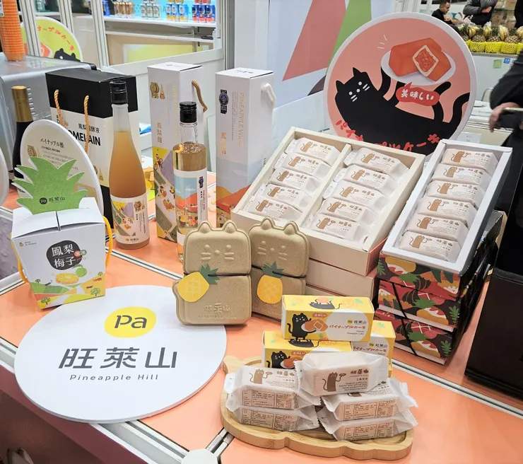 圖說:包括明星商品鳳梨酥、鳳梨醋、鳳梨酒,以及備受日本人喜愛的鳳梨梅子果凍,在東京食品展大受歡迎,吸引許多廠商洽詢。(資料來源:旺萊山)