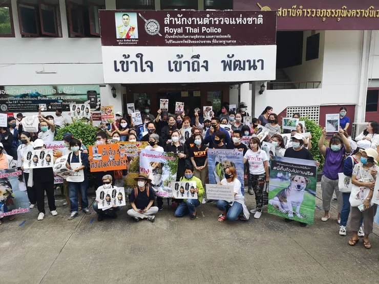 在警局前舉牌抗議的民眾們