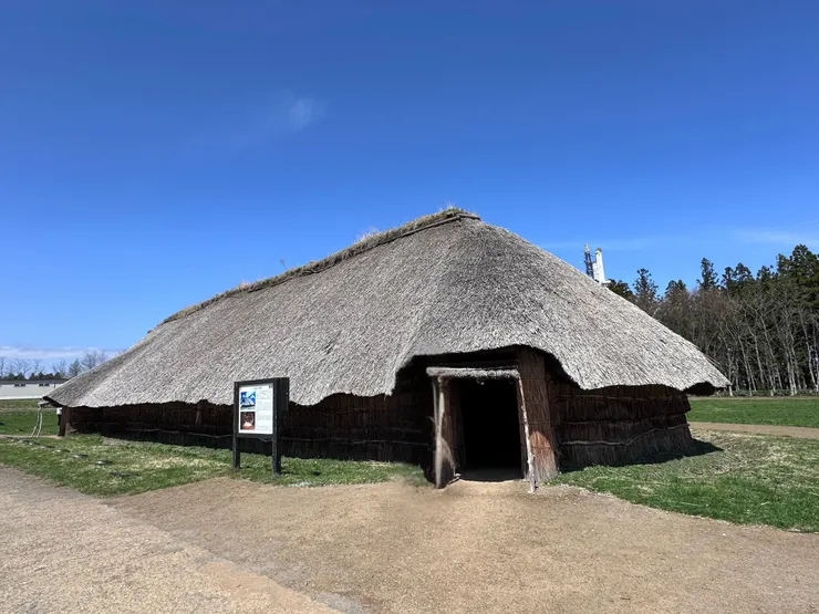 最大的一棟建築，推測是聚會所，或是旅館（誤）