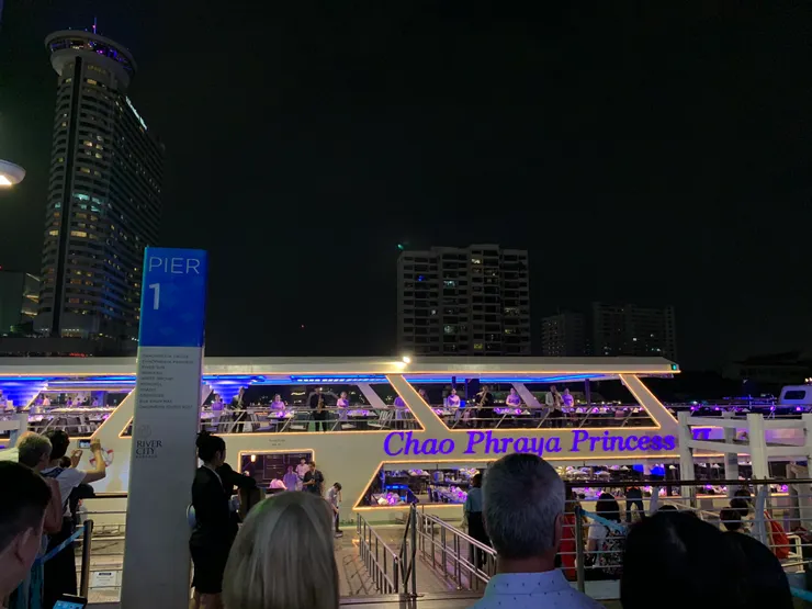 在遊船上邊看風景邊吃buffet，整趟體驗我給10/10滿分