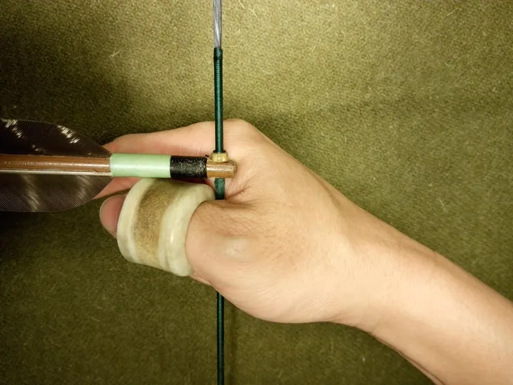 扣弦要牢，饅頭面要與引弦方向垂直，所以饅頭面如果是斜的，手腕會形成這種姿勢。