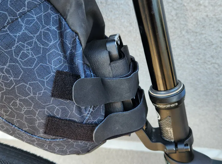 它有附海綿可以讓包包跟座管很好的固定住。然後這裡我因為是用升降座管，所以我有加裝Topeak的DP Mount。這小玩意其實還蠻實用的，不裝包包的時候還能掛燈具。