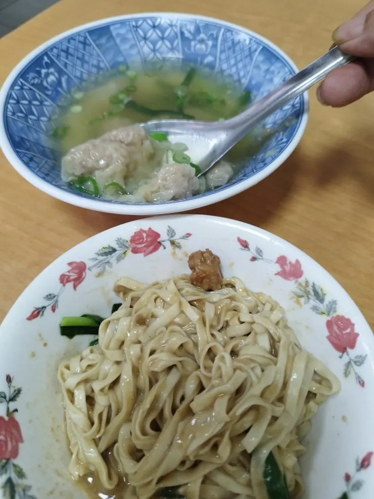 第一次吃到扁食 有一點跟平常用麵皮不一樣 不知是否古法作成 麻醬麵的花生味不重 卻有肉臊? 河童拍攝/2023年