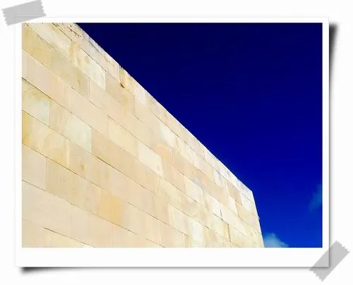 The Bale的白磚石牆配上藍天,怎麼拍都可以很美。