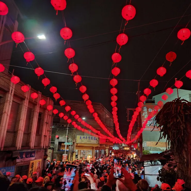  拱天宮的夜景,即使人很多也是很美