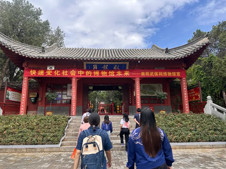 團體參觀臥龍崗