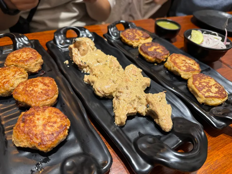 晚餐是很好吃、有煙燻燒焦味的烤肉,好吃到我們點了第2盤