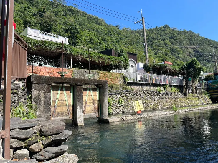 二峰圳溢流堰的水閘門