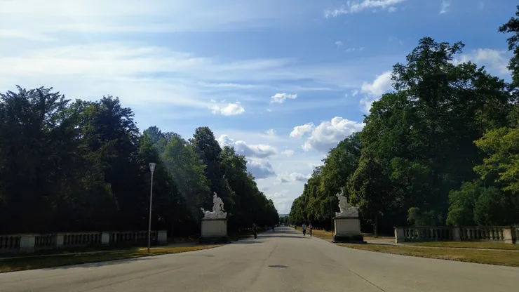 公園佔地約1.8平方公里，最初建於1676年