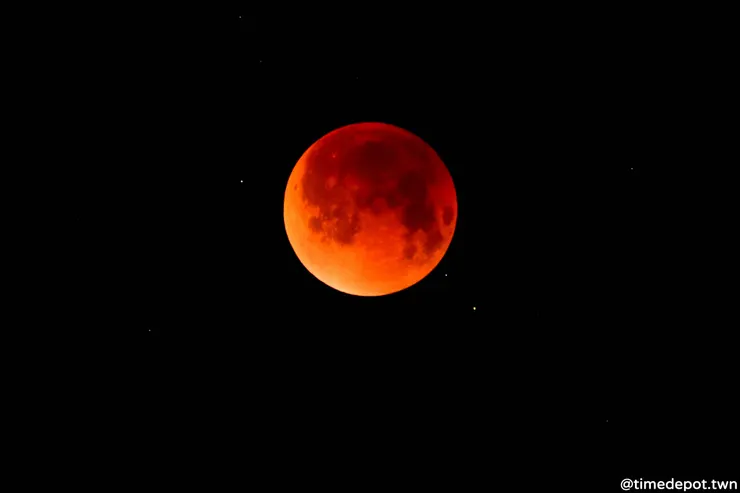 月全食在地球本影內的階段會因地球大氣折射陽光而呈現紅銅色,因此獲得「血月」的稱號