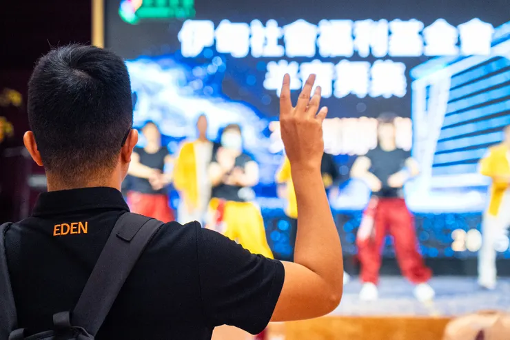 沈念慈在台下提示拍子，確保舞者們的舞步落在正確節拍。