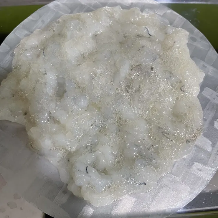 乾的米紙直接放上蝦餡