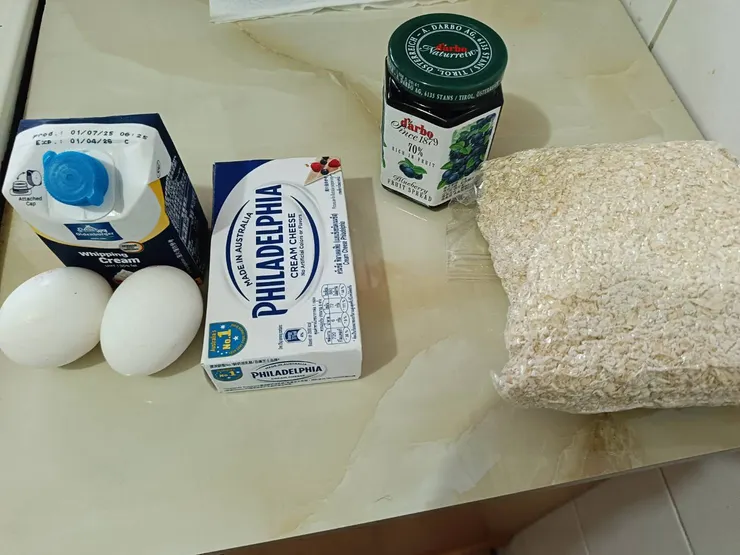 需要準備的主要材料：奶油乳酪、鮮奶油、雞蛋，不一定要的：藍莓醬、麥片