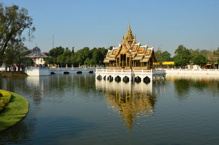 佇立在湖中的泰式宮殿