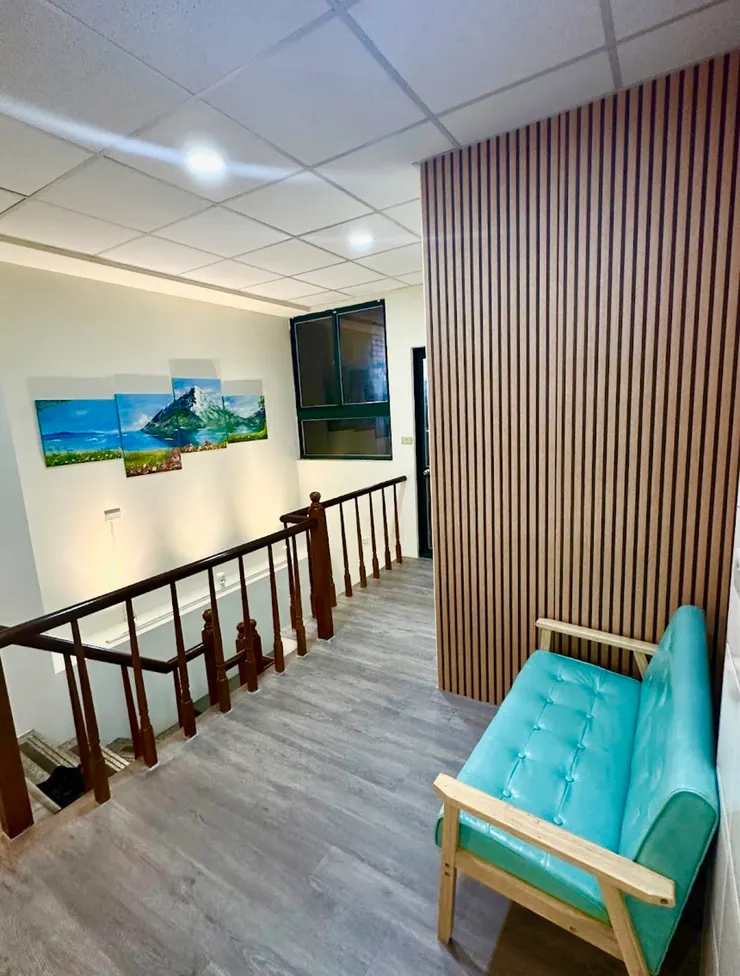 二樓陪伴角落｜小沙發旁的空間，可等待或靜靜沉澱。