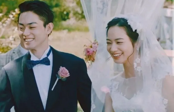 小松菜奈&菅田將暉結婚照,圖片來源:https://magazinehack.com/suda-komatuwedding