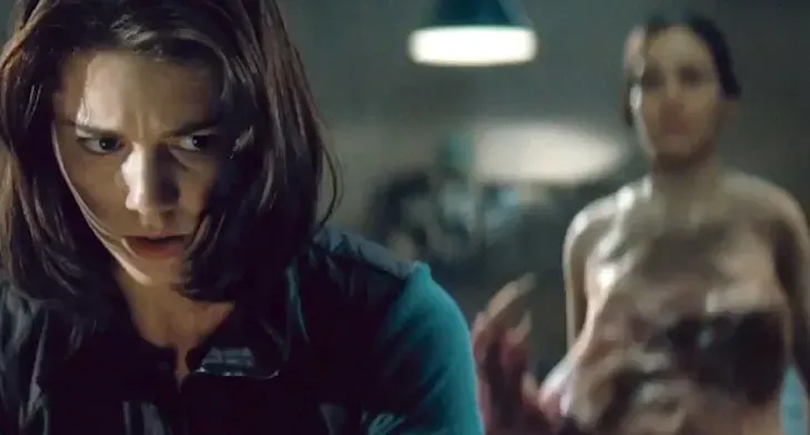 左:Kate,右後:遭同化的成員