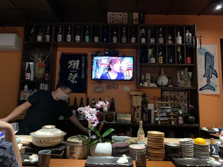 座位是類似吧台 師傅會在你面前現捏或準備食材 我很喜歡邊看邊等待的這個過程