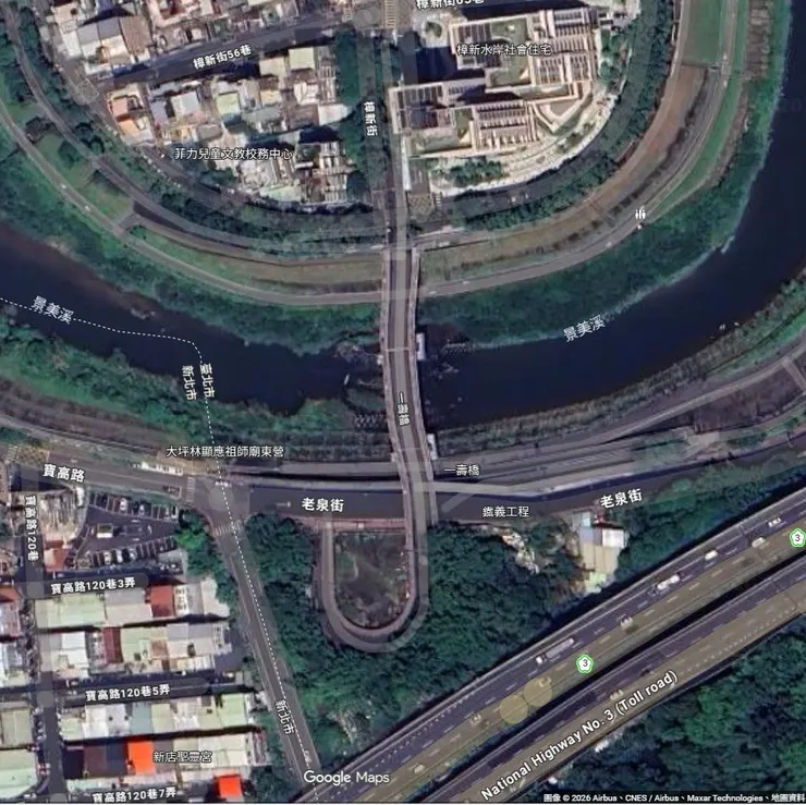 設計不良的一壽橋。1994年完工後未通車,成為跨溪的散步道