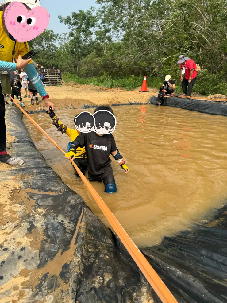 我兒116cm深度過膝快到大腿了，後面弟弟應該已經淹到內褲了🤣