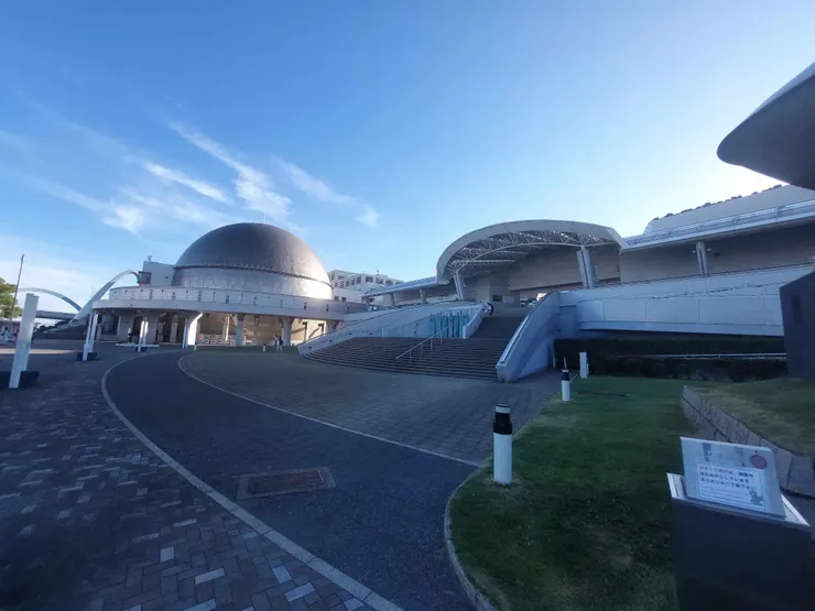 剛開始以為圓頂的就是水族館，但其實旁邊階梯走上去才是