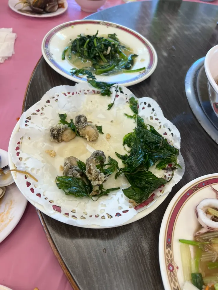 隔壁桌捎來的鮮美炸蚵仔和炸得酥脆的九層塔，充滿濃濃的人情味。這是我們快吃完才照的，他們送我們的比這些還多