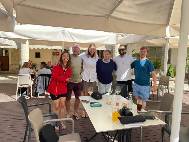 左至右 : Emma、Steven、Jennifer、Bev、Henry、Dan.