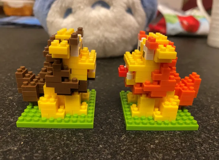 公獅對母獅吐舌頭的側面