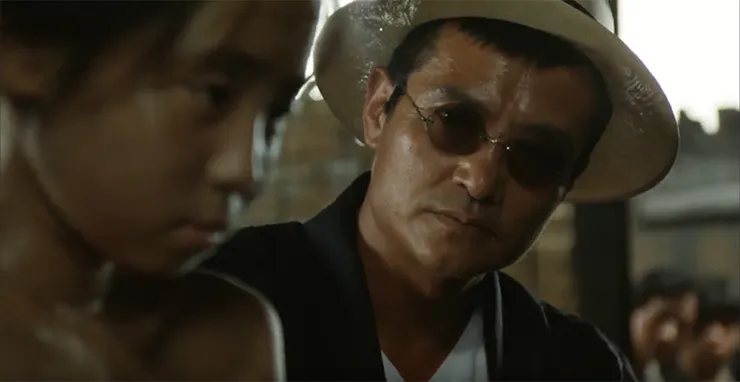 岩伍（緒形拳 飾）買下叫東洋的女孩。