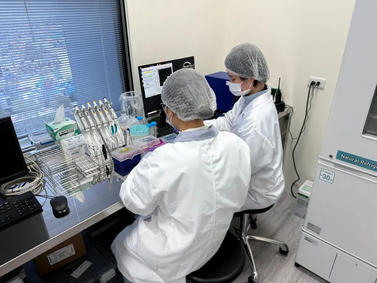 圖說：外泌體價格差異大！專家指出，包括來源製程、濃度劑量皆為關鍵因素。（資料來源：亞家生技）